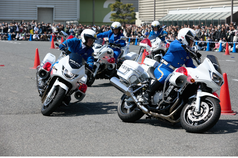 白バイ隊員によるデモンストレーション走行